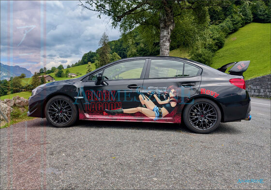 Ein schwarzes Auto mit Folierung zeigt Yoko und Revy in der Schweiz aus der Serie Black Lagoon.