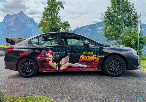 Ein schwarzes Auto mit Folierung zeigt Yoko und Revy in der Schweiz aus der Serie Black Lagoon.