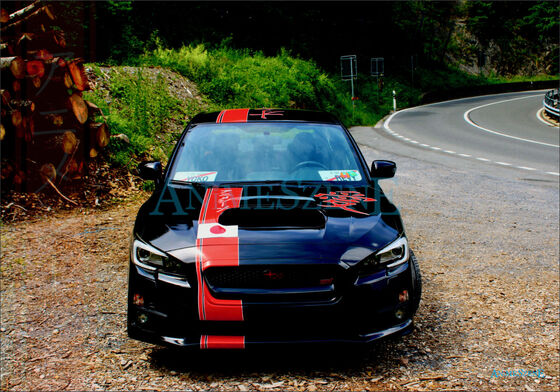 Ein schwarzes Auto mit Folierung zeigt Yoko und Revy in der Schweiz aus der Serie Black Lagoon.