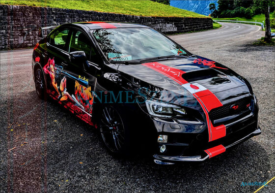 Ein schwarzes Auto mit Folierung zeigt Yoko und Revy in der Schweiz aus der Serie Black Lagoon.