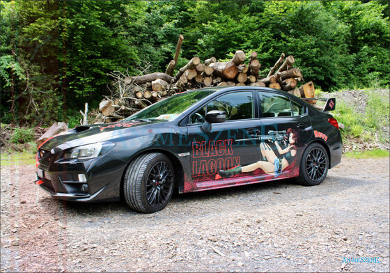 Ein schwarzes Auto mit Folierung zeigt Yoko und Revy in der Schweiz aus der Serie Black Lagoon.