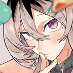 Eine junge Frau blickt den Leser an und legt verführerisch ihren Zeigefinger an den Mund.