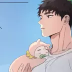 Auf dem Bild ist ein junger Mann zu sehen, der ein Säugling im Arm hält.