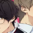 Zwei junge Männer stehen Rücken an Rücken. Einer trägt eine Brille.