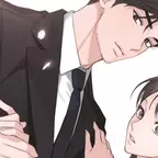 Ein junger Herr in Anzug hält die Hand einer jungen Dame.