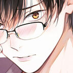 Ein junger Mann mit Brille wirft einen schüchternen Blick. 