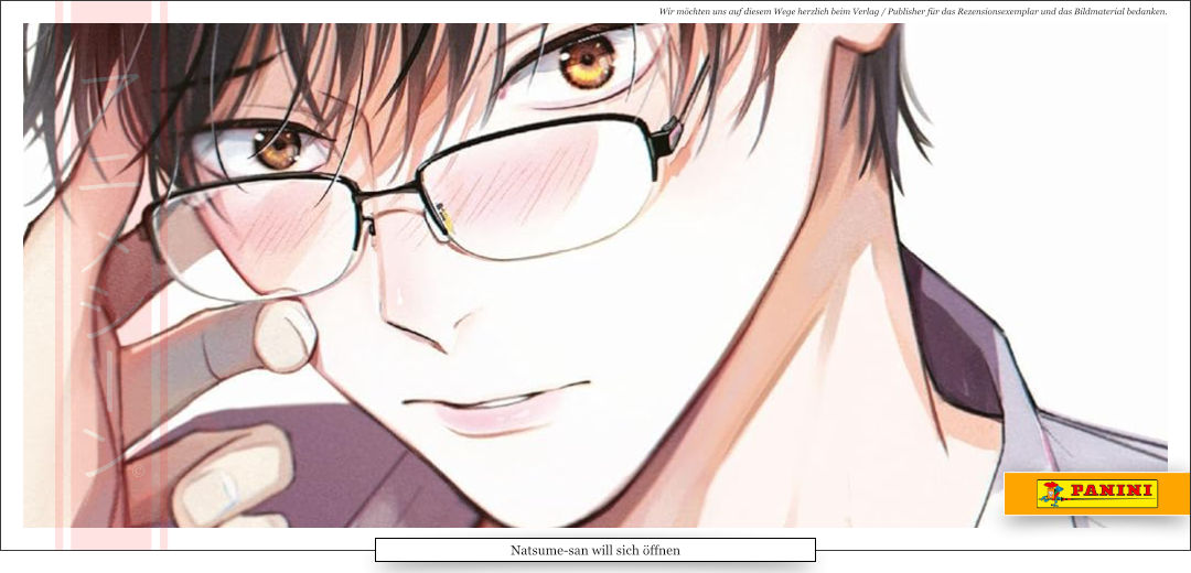 Ein junger Mann mit Brille wirft einen schüchternen Blick. 