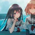 Das Bild zeigt zwei junge Mädchen am Meer. Eines wirkt sehr schüchtern, während das andere sehr lebhaft ist. Beide tragen Schuluniform. 