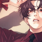 Das Bild zeigt einen jungen Mann, der mit einem roten Hemd bekleidet auf dem Boden liegt.