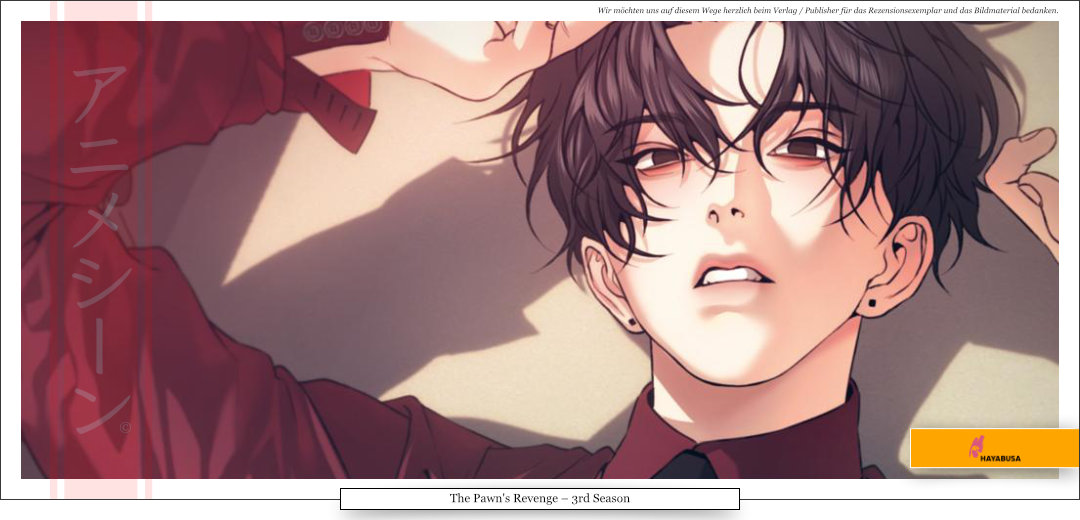 Das Bild zeigt einen jungen Mann, der mit einem roten Hemd bekleidet auf dem Boden liegt.