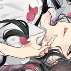 Auf dem Bild liegt ein Mädchen auf dem Rücken und streckt frech die Zunge heraus. 