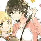 Das Bild zeigt zwei junge Frauen, die in warmen Farben gekleidet sind und den Betrachter anlächeln.