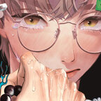 Auf dem Bild ist ein junger Geistlicher mit Brille und Gebetskette zu sehen.