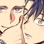 Auf dem Bild sind zwei Männer zu sehen, von denen einer sichtlich verlegen wirkt, als wolle er nicht entdeckt werden. 