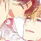 Das Bild zeigt ein verliebtes männliches Liebespaar, das sich anlächelt.