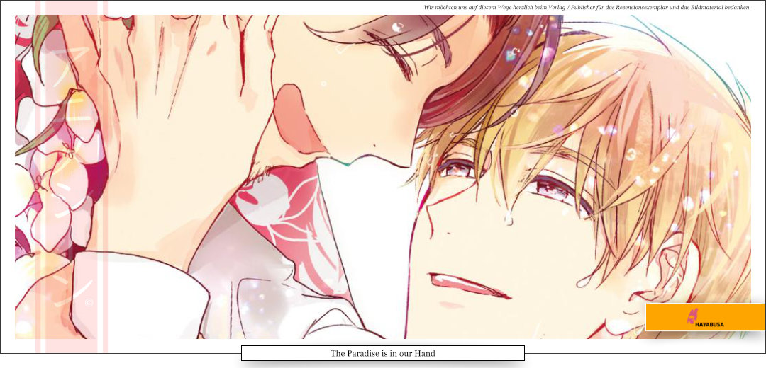 Das Bild zeigt ein verliebtes männliches Liebespaar, das sich anlächelt.